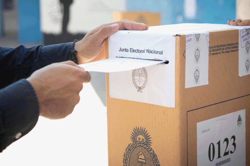 Los ciudadanos van a las urnas por las elecciones provinciales.
