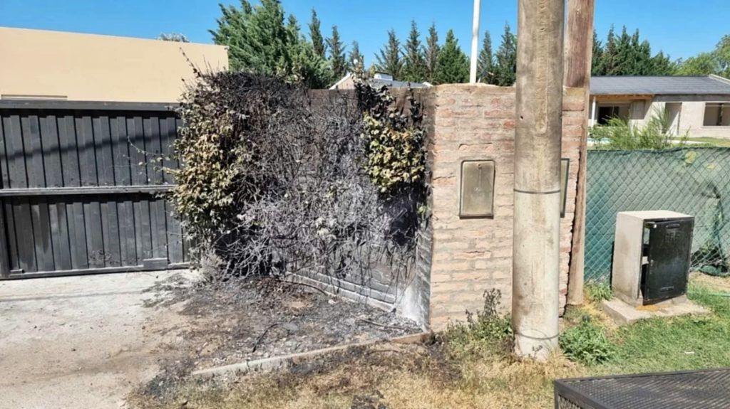 La bomba fue arrojada contra un paredón donde está el medidor de gas de la casa. (La Nueva)