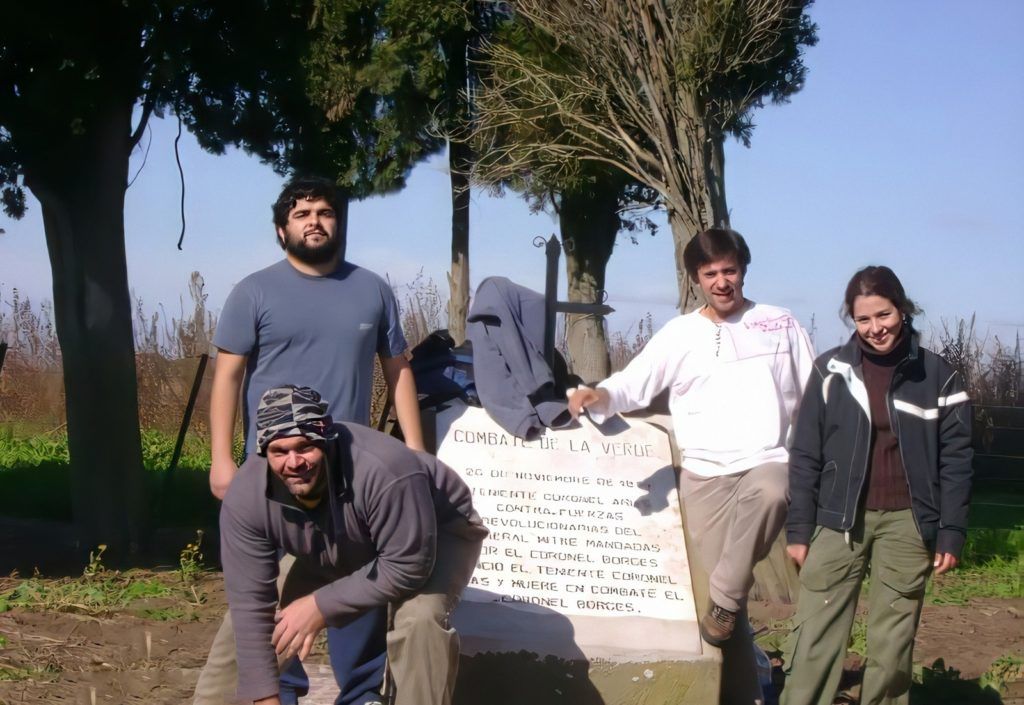 Carlos Landa (agachado) y demás miembros del equipo del GEAHF en La Verde.