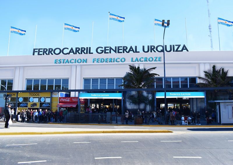 La estación Urquiza, frente al Cementerio de la Chacarita.
