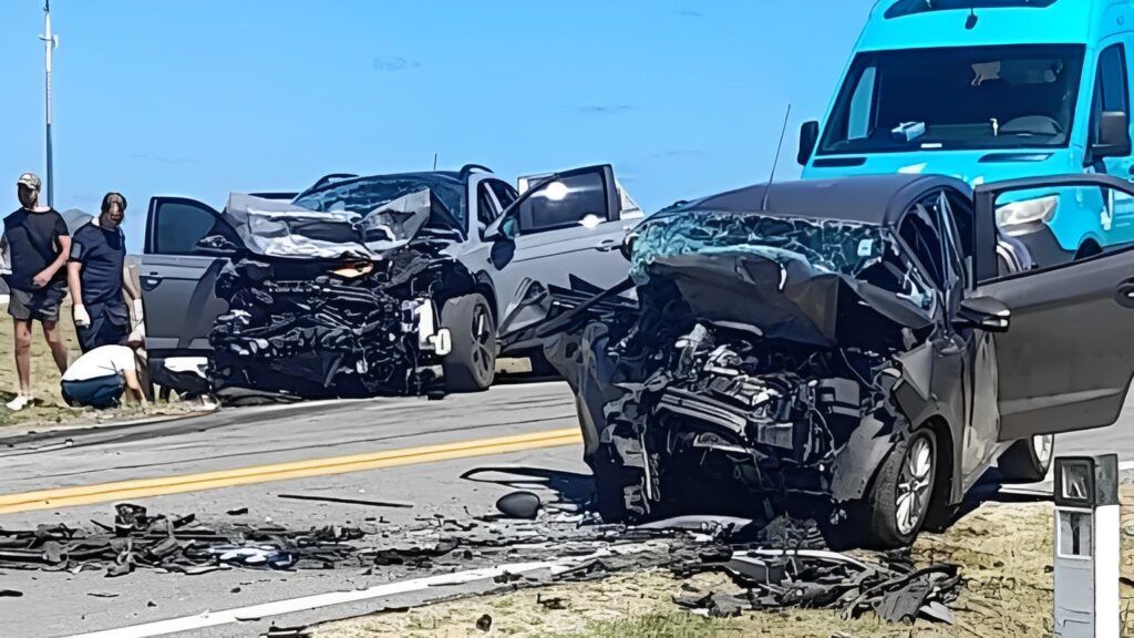 Así quedaron los vehículos que chocaron en la ruta 104. (Twitter @emepege)