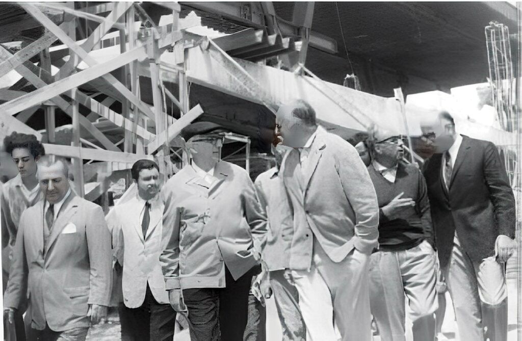 Quiroz (en el centro, de gorra) recorre las obras del Casino junto a autoridades y periodistas. (scielo.cl)