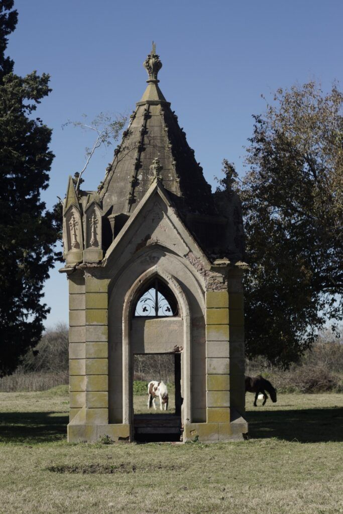 Uno de los mausoleos que quedó en pie. (DIB - Marcelo Metayer)