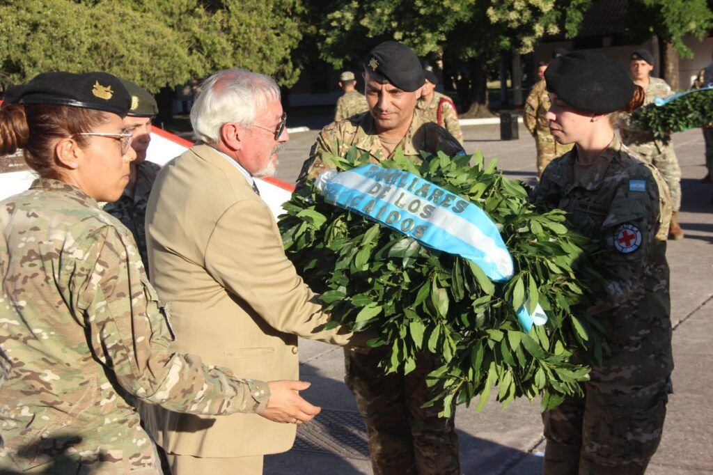 Entrega de ofrendas a los familiares de los fallecidos en el ataque. (Facebook Ej&eacute;rcito Argentino)