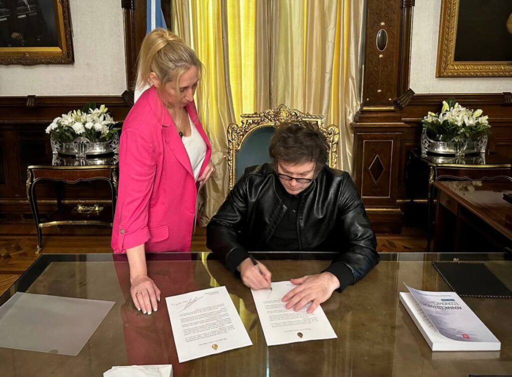 Javier Milei firma la carta dirigida al Sumo Pontífice. (Presidencia)