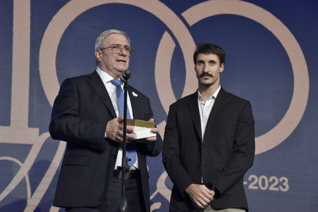 El presidente del Comité Olímpico Argentino, Mario Moccia, le entregó la nueva medalla a Felipe Del Mestre. - COA -