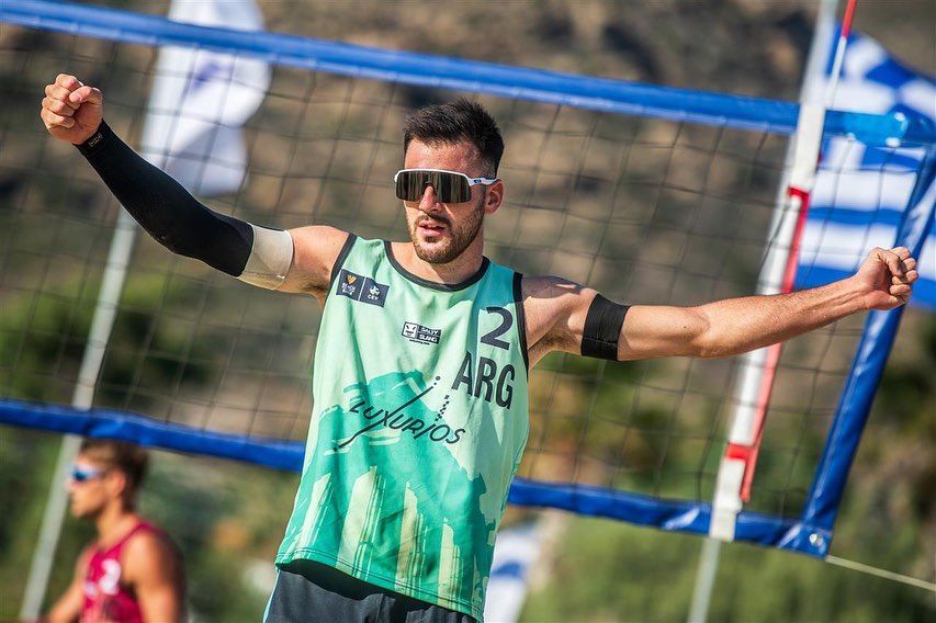 El mendocino Bautista Amieva (beach volley), en acción. - Instagram: @bautiamieva -