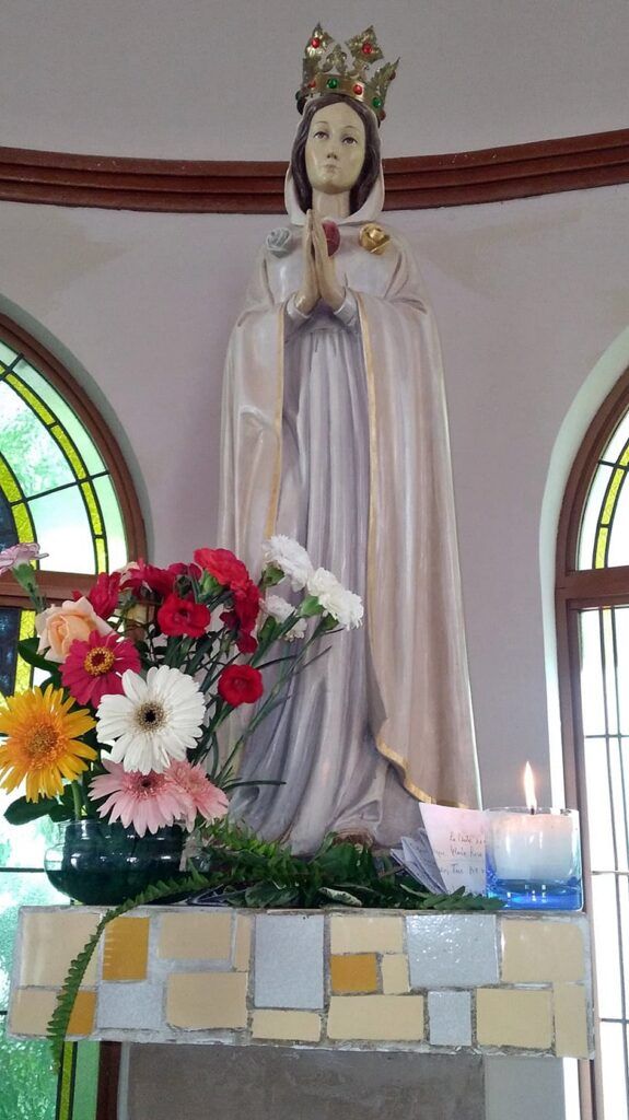 La imagen con su corona d&iacute;as antes del robo. (Facebook)