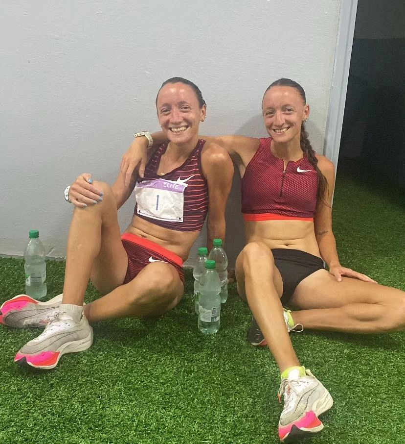 Mariana Borelli (der.) junto a su hermana Florencia. - Instagram: @mariborelliok -