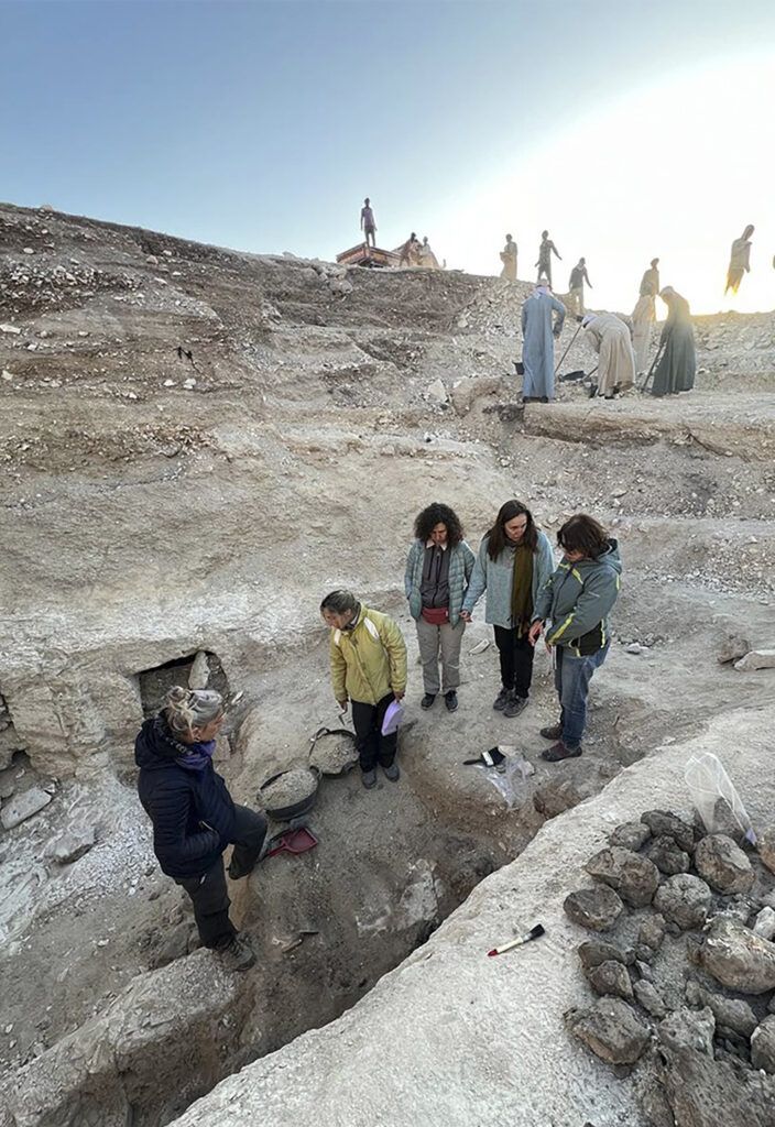 El equipo interdisciplinario incluye historiadoras e historiadores, arque&oacute;logas, conservadoras, historiadores del arte, arquitectos, fot&oacute;grafos y un f&iacute;sico. - UNLP -