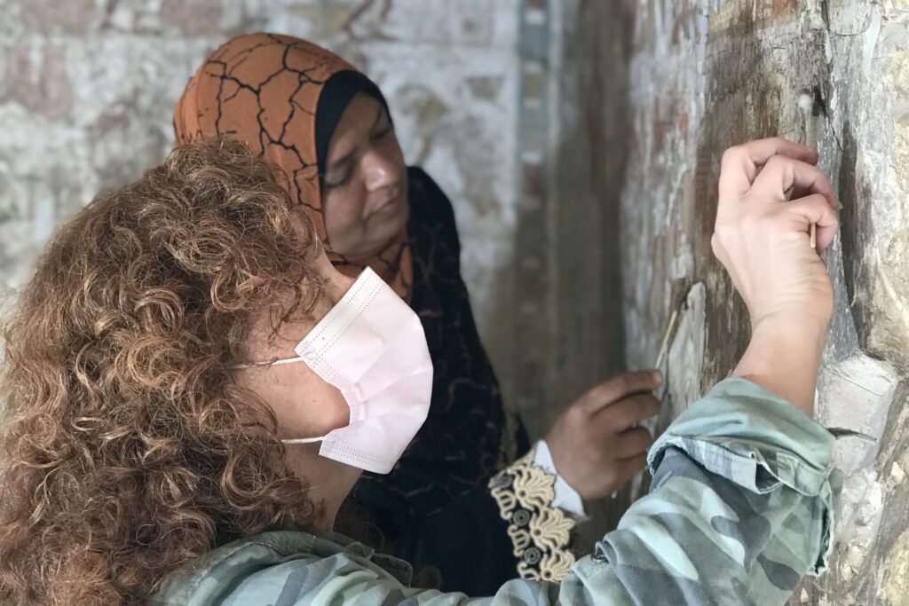 El equipo interdisciplinario incluye historiadoras e historiadores, arque&oacute;logas, conservadoras, historiadores del arte, arquitectos, fot&oacute;grafos y un f&iacute;sico. - UNLP -