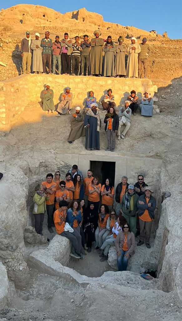 El equipo interdisciplinario incluye historiadoras e historiadores, arque&oacute;logas, conservadoras, historiadores del arte, arquitectos, fot&oacute;grafos y un f&iacute;sico. - UNLP -