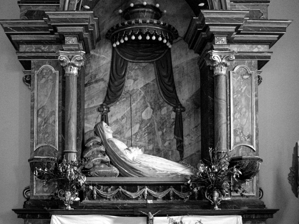 La imagen de la Virgen de Saldungaray, dormida sobre cuatro almohadones, fue traída de Francia. (DIB)