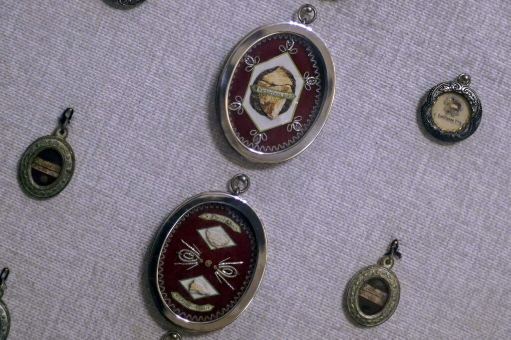 Algunas de los cientos de reliquias exhibidas en la Capilla de los Mártires. (DIB)