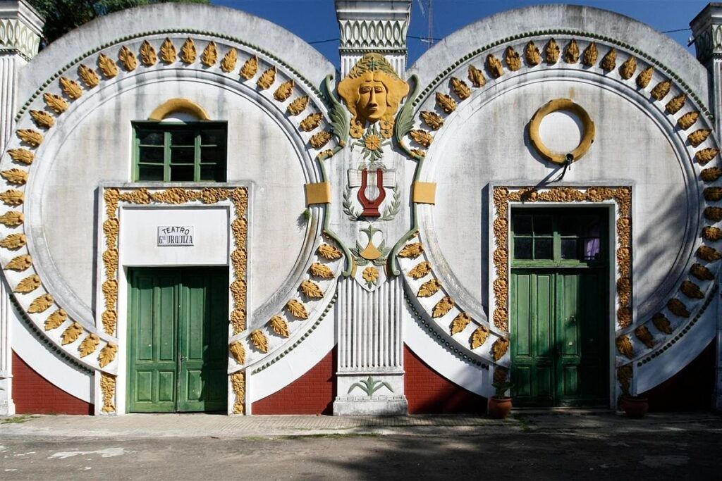 La fachada del Cine Teatro Urquiza es una de las postales m&aacute;s famosas de la isla.