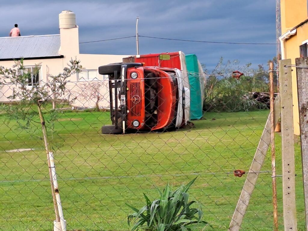 Un camión volcado, impresionante postal del temporal en 9 de Julio. (DIB)