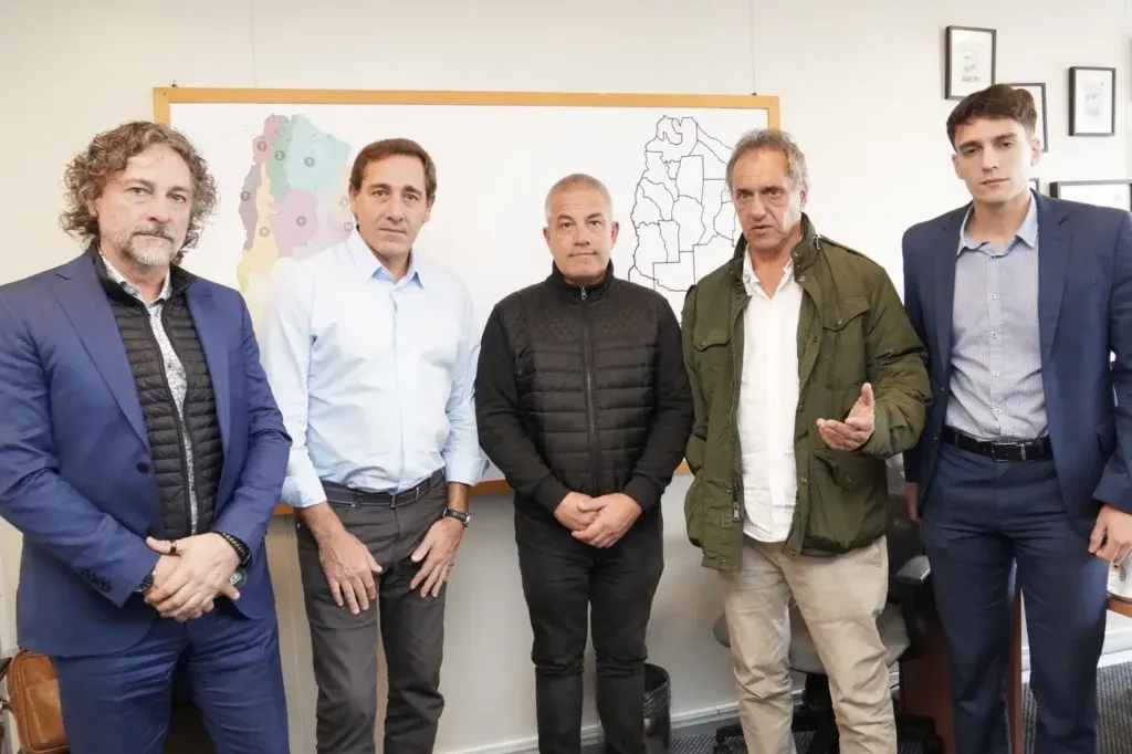 Cristian Fernández, presidente de Hernández, junto a Julio Garro y Daniel Scioli.