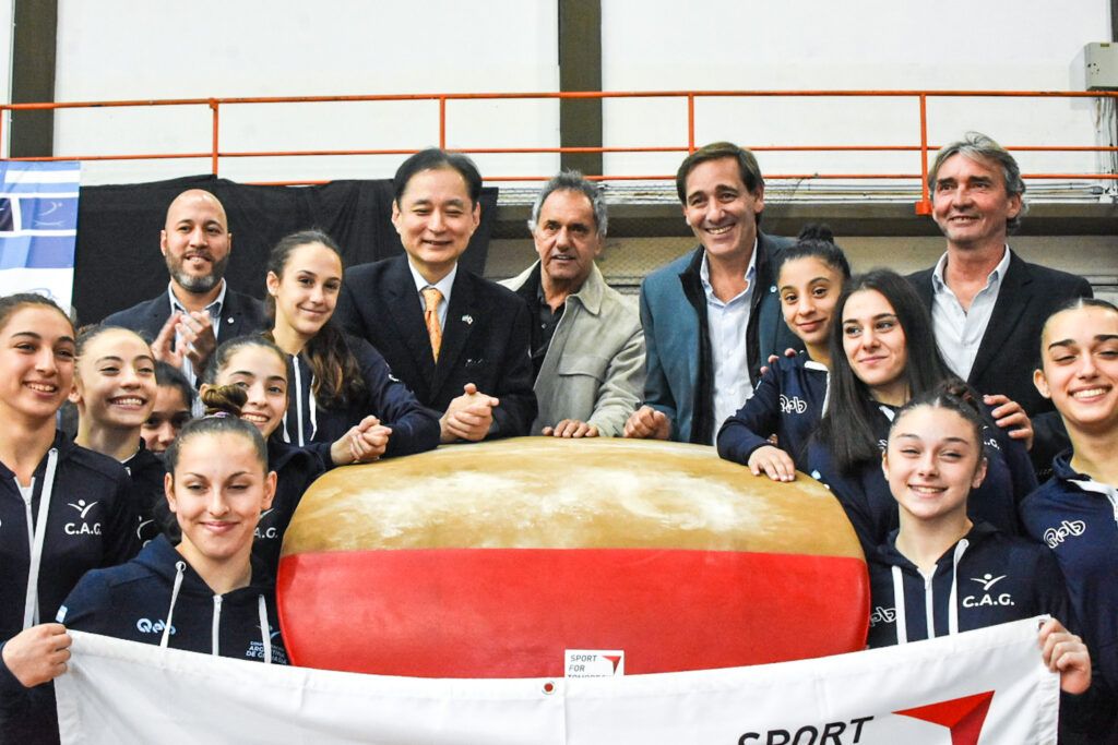 El subsecretario Julio Garro junto al secretario Daniel Scioli. - Embajada de Japón -