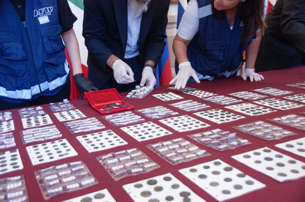 Un ciudadano italiano pretendió ingresar al país una exorbitante colección de monedas antiguas sin declarar. - AFP -