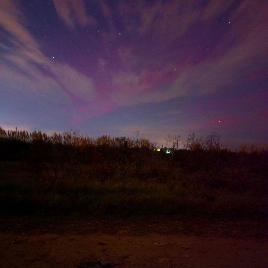 El cielo rojo violáceo en Venado Tuerto. (Facebook Víctor Casadey)