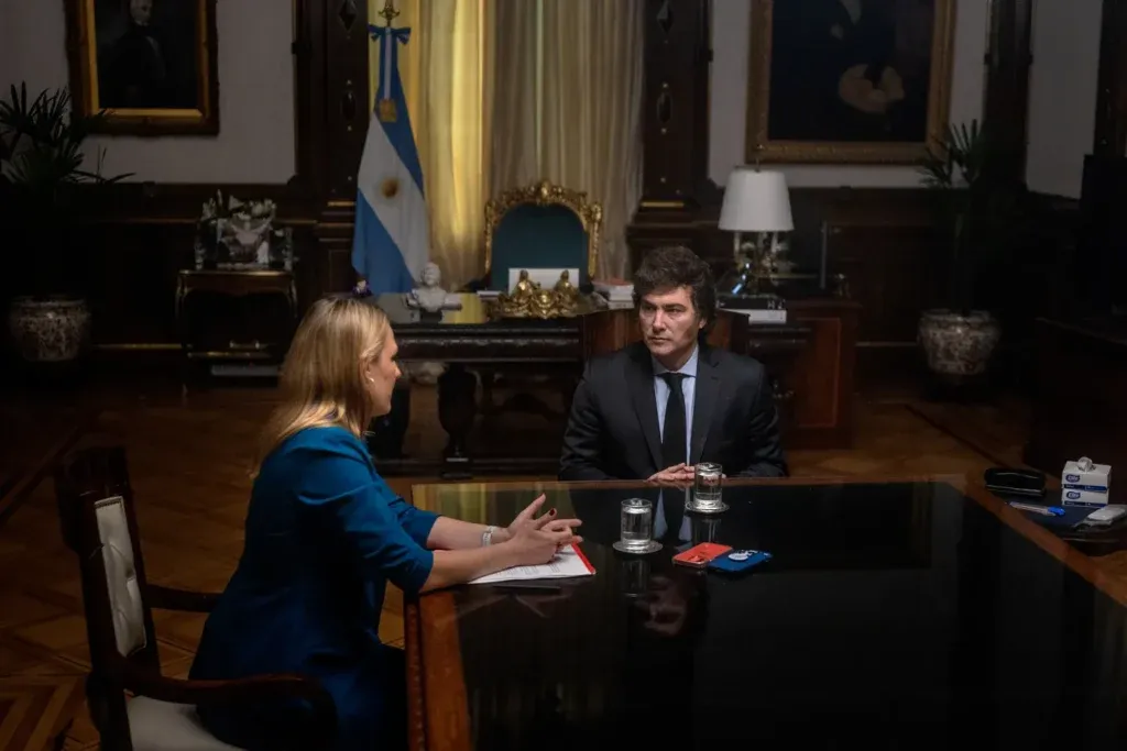 Javier Milei entrevistado por la periodista de Time. (time.com)