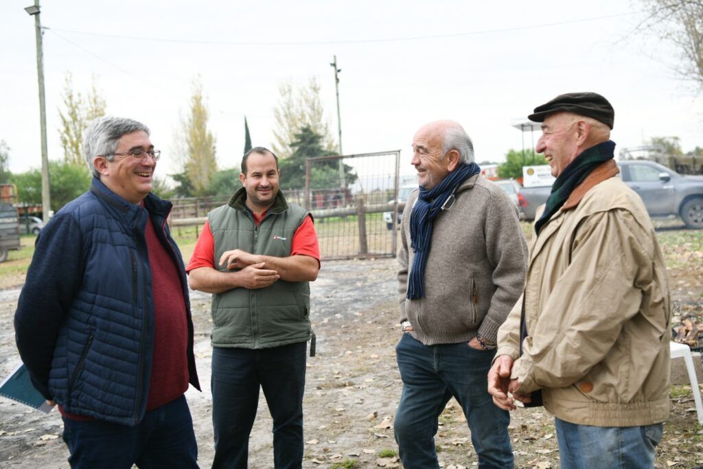 Rodr&iacute;guez, de recorrida por la Sociedad Rural mercedina. (Prensa MDA)
