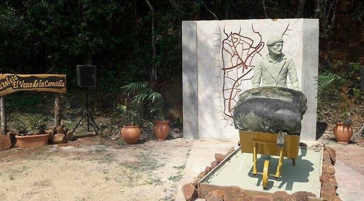Monumento que recuerda a Guillermo Isidoro Larregui Ugarte en el Parque Nacional Iguazú, donde vivió hasta su muerte.