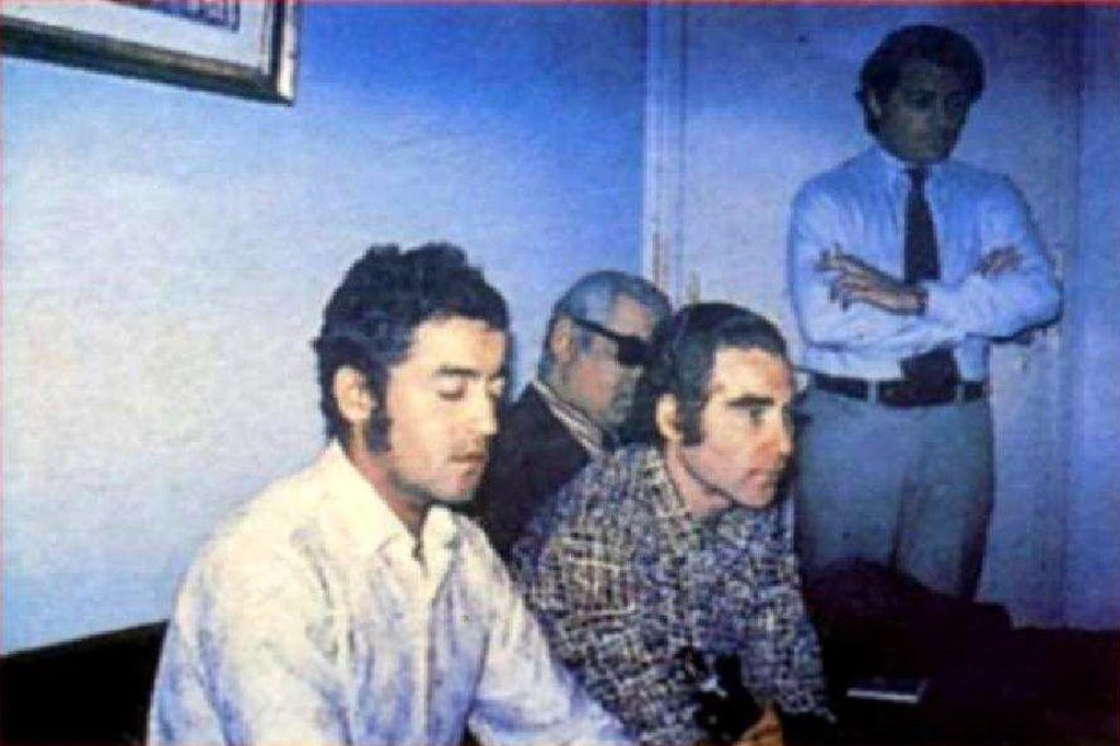 Llanca (extrema izquierda) en una de las sesiones hipnóticas. (Antonio Ribera, Expedientes Secretos, recopilación de Moisés Garrido Vázquez)