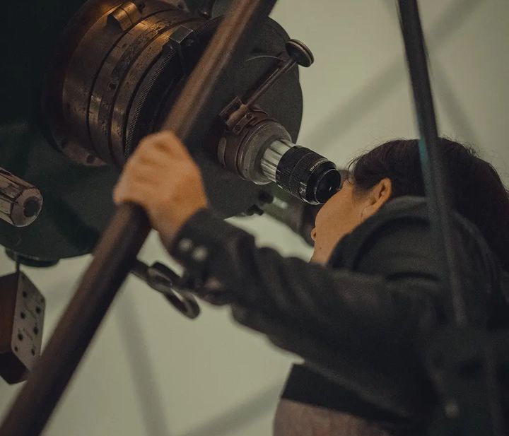 Chicos y grandes disfrutan de los telescopios en la Facultad de Ciencias Astron&oacute;micas y Geof&iacute;sica de la UNLP.
