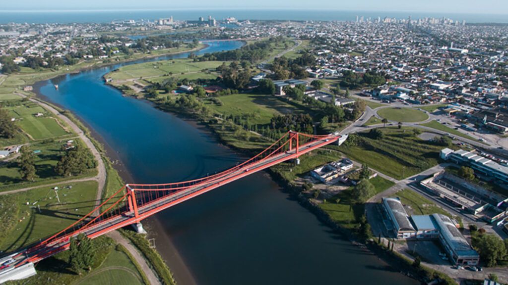 El puente colgante, un &iacute;cono de Necochea y Quequ&eacute;n. - Necochea -