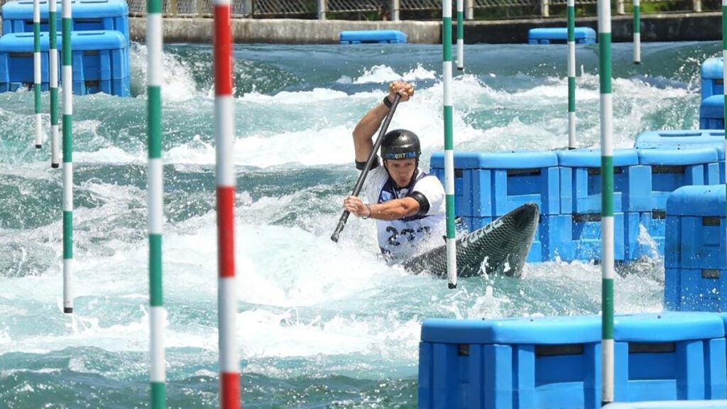 Manuel Tripano, en acción junto a su canoa. - Instagram -