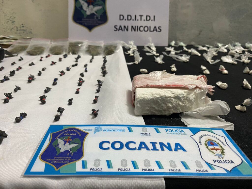 Parte de las drogas secuestradas esta madrugada. (El Norte)