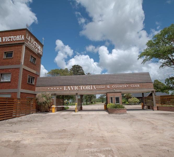 La entrada del country La Victoria. (Facebook)