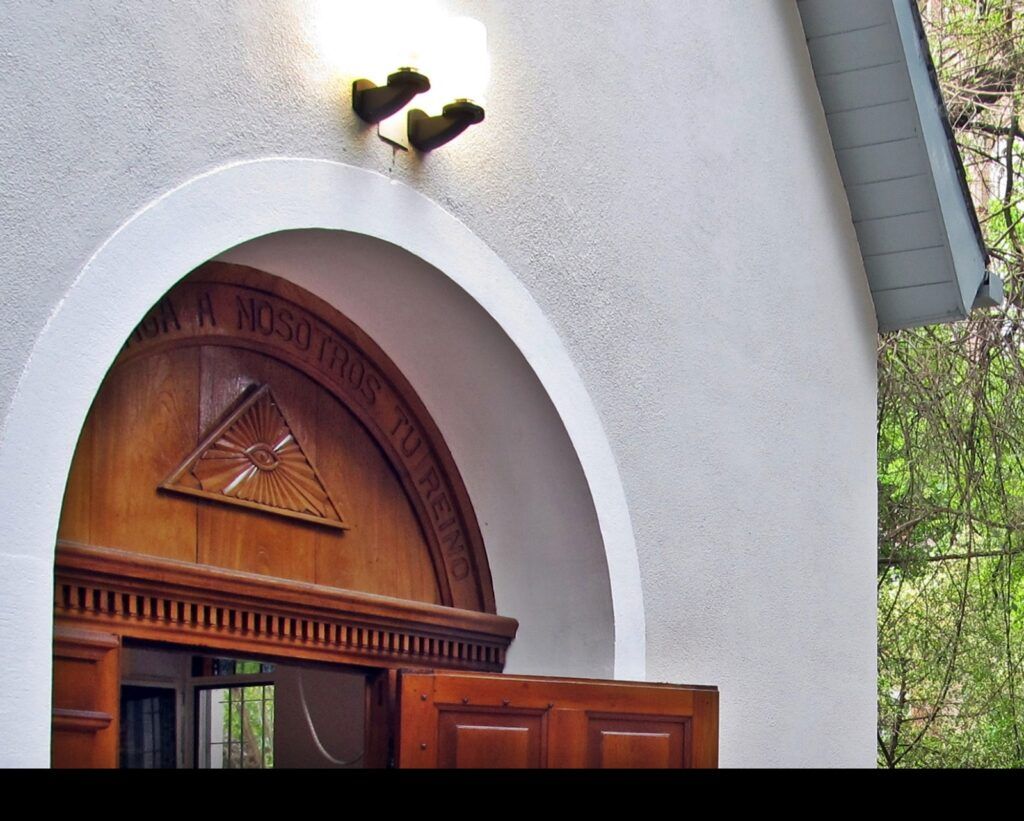 El ojo de la Providencia en la entrada del santuario de Schoenstatt, en La Plata. (DIB)