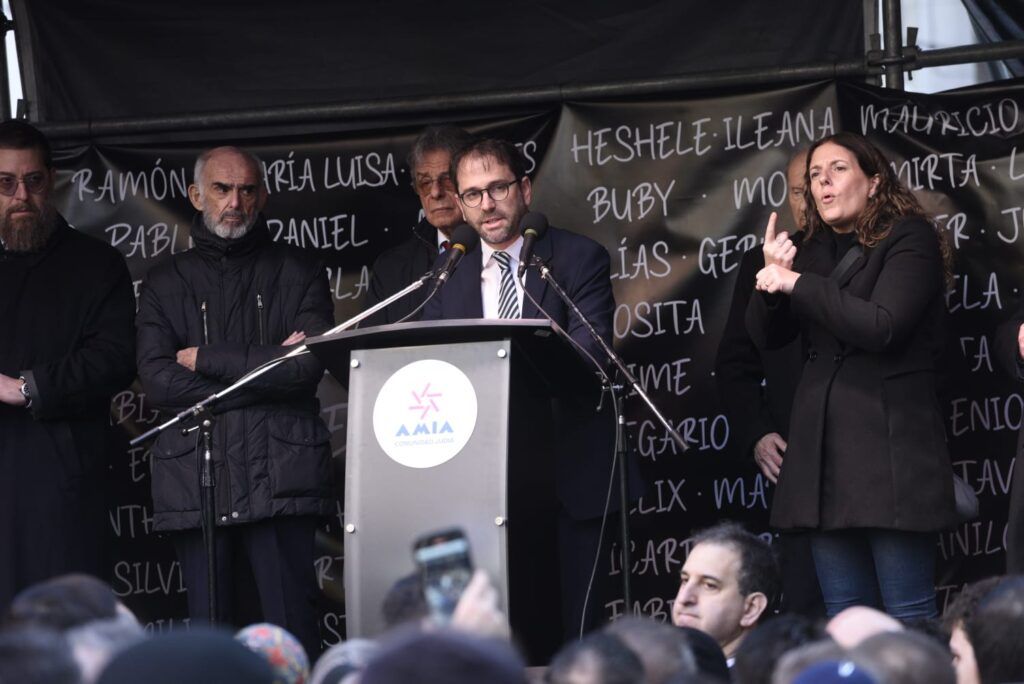 Amos Linetzky, presidente de la AMIA, en el acto. (X @InfoAMIA)