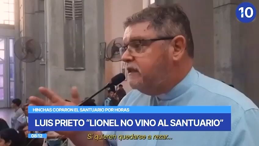 El padre Prieto, exrector del Santuario de la Virgen del Rosario, frente a los fanáticos. (Captura de video)