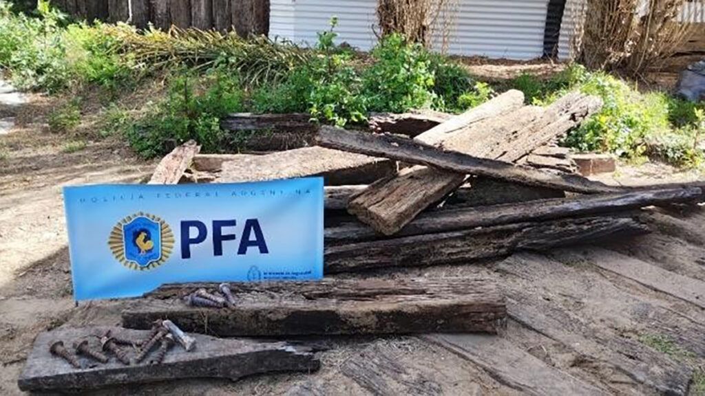 Allanamiento en la Costa Atlántica por el robo de material ferroviario. - Policía Federal Argentina -