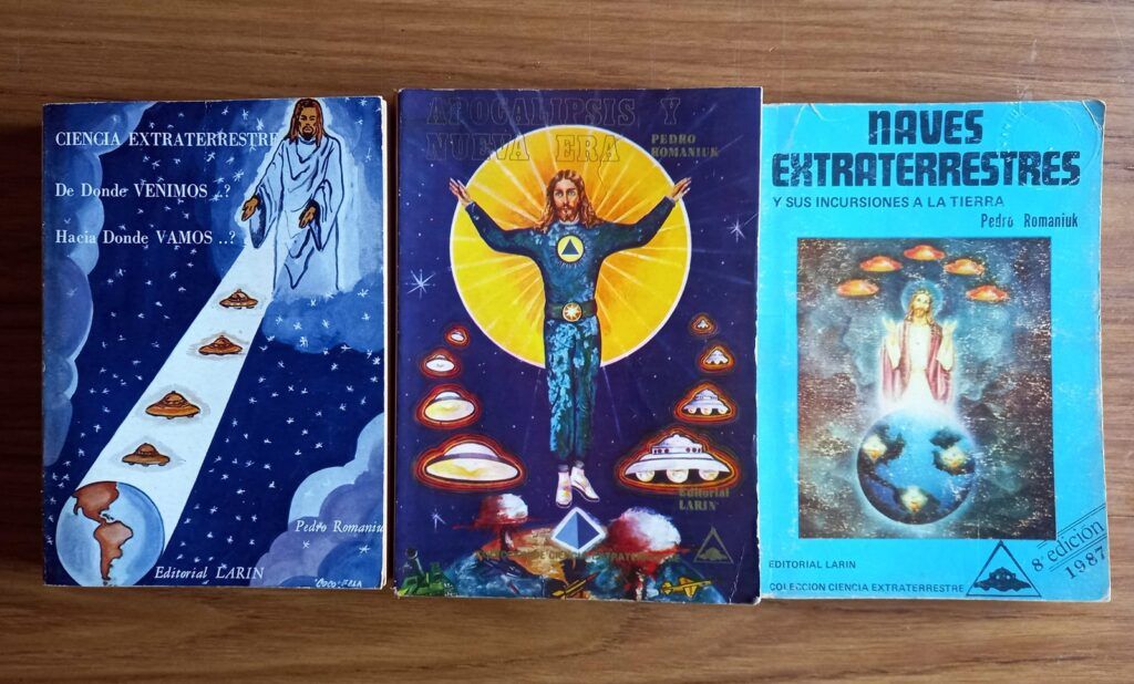 Jesucristo rodeado de ovnis en tres tapas de libros de Romaniuk. (DIB | Colección del autor)