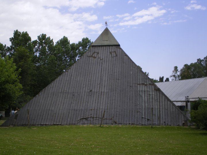 Una de las pirámides de la Fundación que creó Romaniuk en La Matanza. (Facebook FICI)