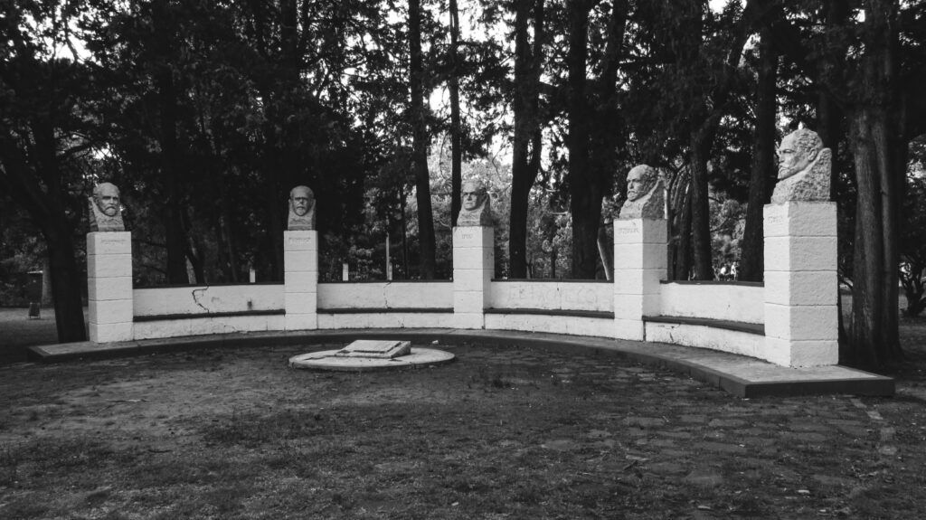 El monumento de Los Cinco Sabios, en La Plata. Ameghino es el último de izquierda a derecha. (DIB | Marcelo Metayer)