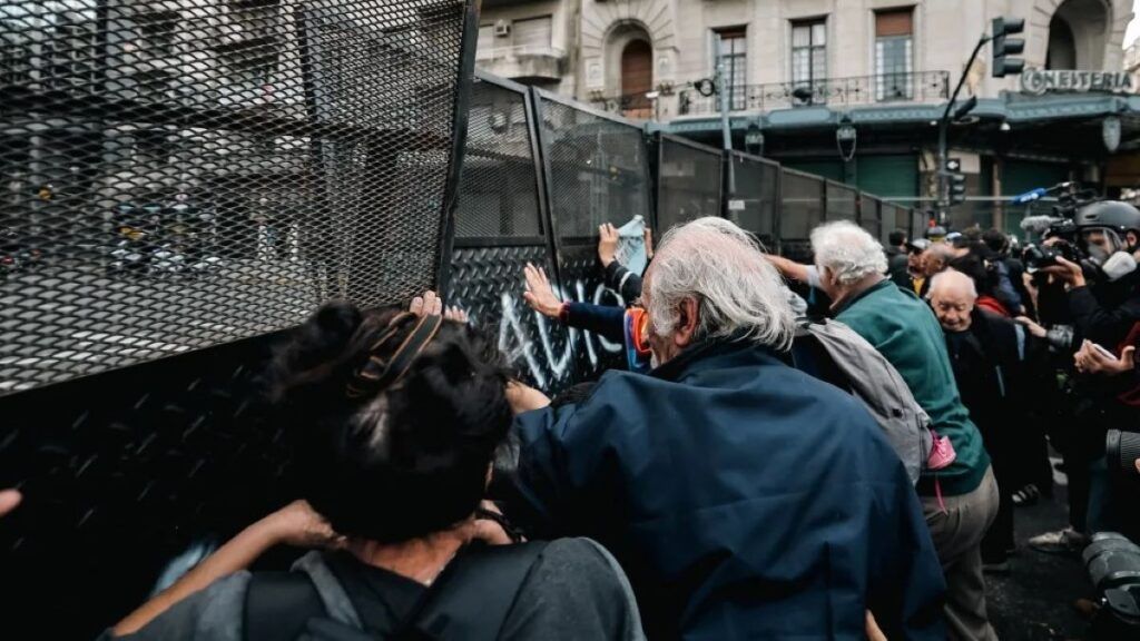 Tensi&oacute;n en las afueras del Congreso. - EFE -