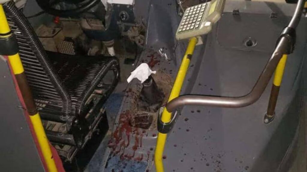 As&iacute; qued&oacute; el interior del veh&iacute;culo donde ocurri&oacute; el robo. (TN)