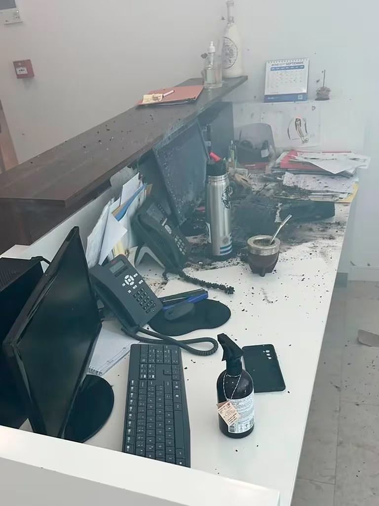 El escritorio donde estall&oacute; el paquete explosivo. (Redes sociales)