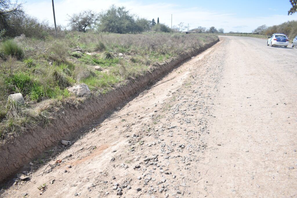 El lugar a la vera del camino de tierra donde hallaron el cad&aacute;ver de Florencia Comas. (El Norte / Iara Cerasi)