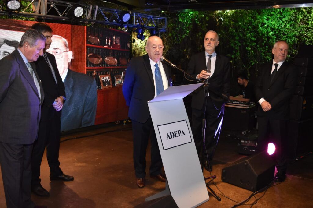 Guillermo Ignacio tras recibir la distinci&oacute;n. (Adepa)