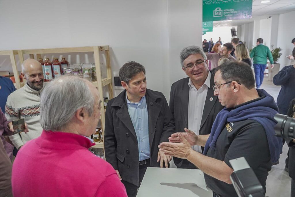 Axel Kicillof y Javier Rodr&iacute;guez en el nuevo mercado en Tapalqu&eacute;. (Prensa MDA)