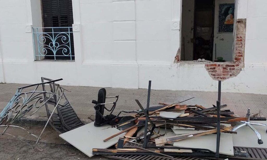 Restos que dej&oacute; el estallido. (La Br&uacute;jula 24)