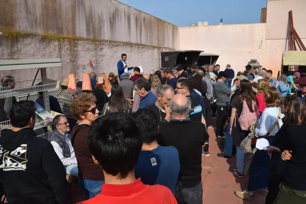 El remate atrajo a una multitud de curiosos y compradores. (En L&iacute;nea Noticias)