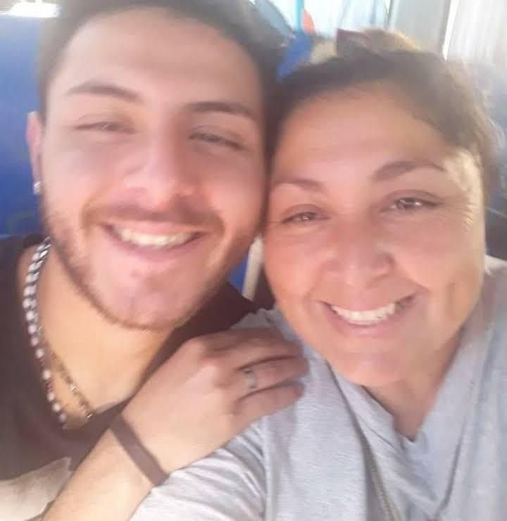 Santiago junto a su madre Claudia, en una foto posteada por la mujer este martes en Facebook.