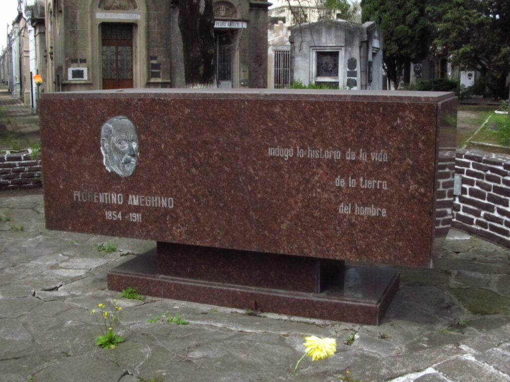 La tumba de Florentino Ameghino en el Cementerio de La Plata. (DIB)